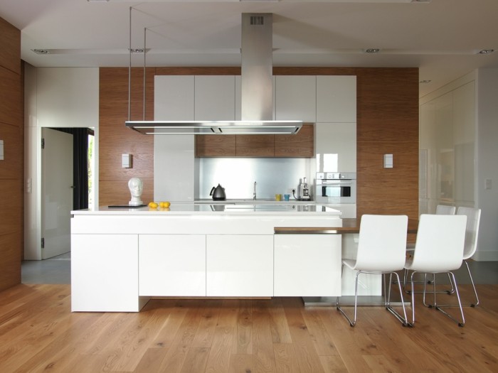 küchenstühle in weiß schöner farbkontast zwischen möbel und bodenbelag