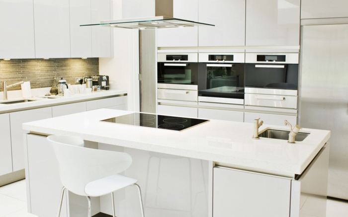 küchenstühle weiße kücheninsel moderne leuchten küche einrichten