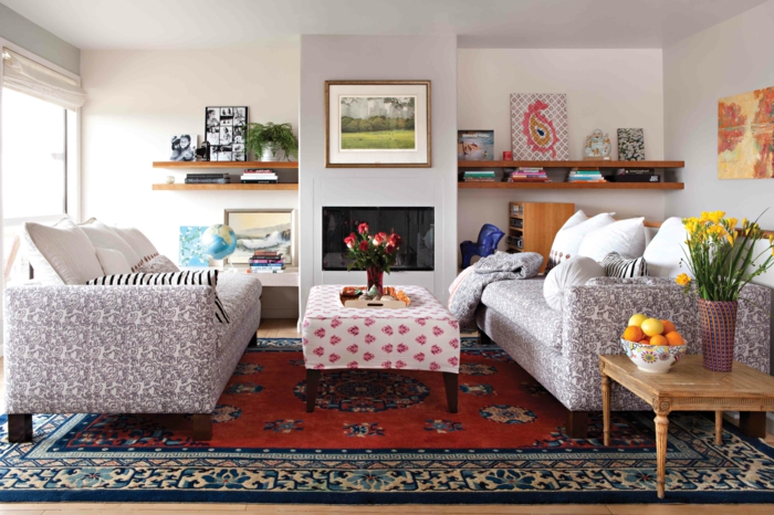 landhausstil möbel sofas farbiger teppich offene wandregale