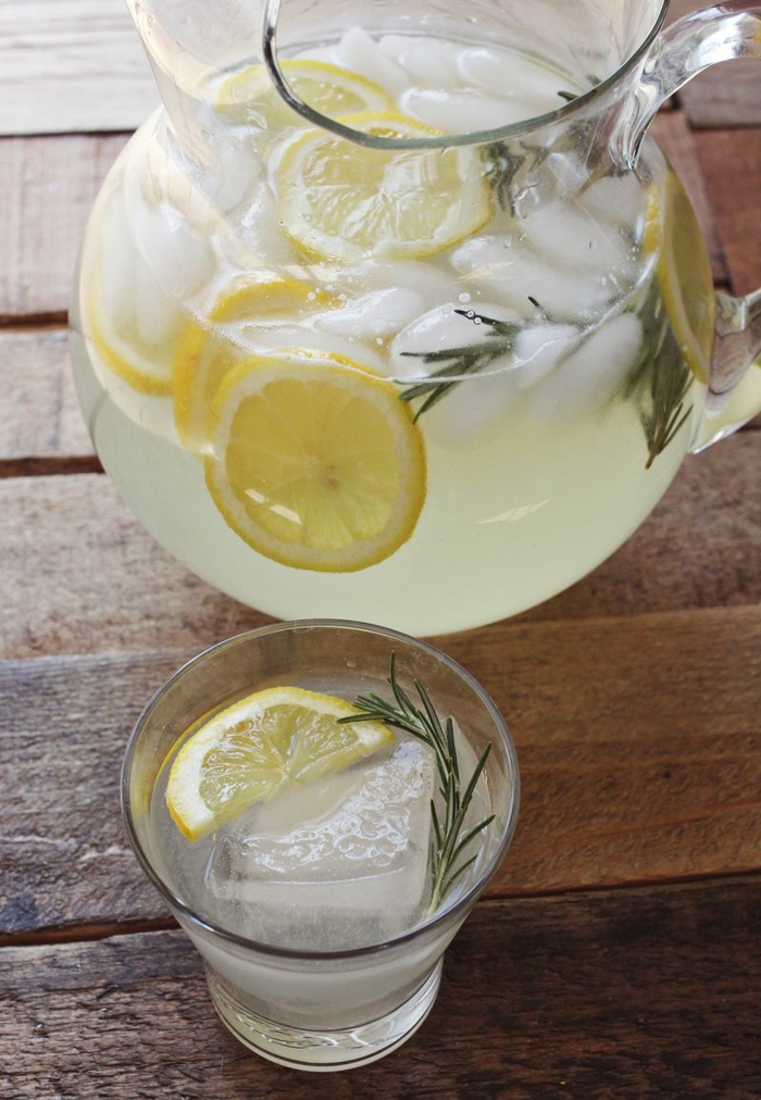 limonade selber machen eiswürfel rosmarin