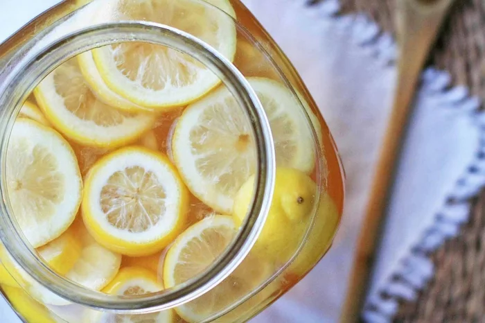 limonade selber machen frische zitronenstücke