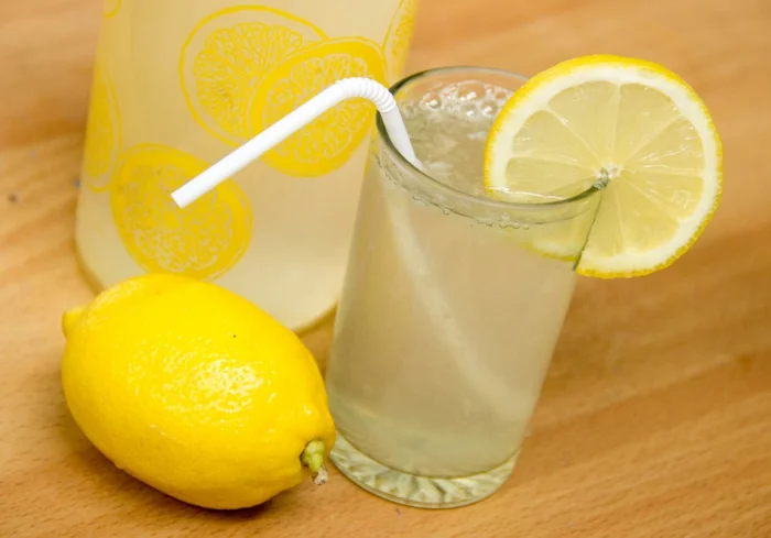 limonade selber machen kaltes getränk frische zitronen