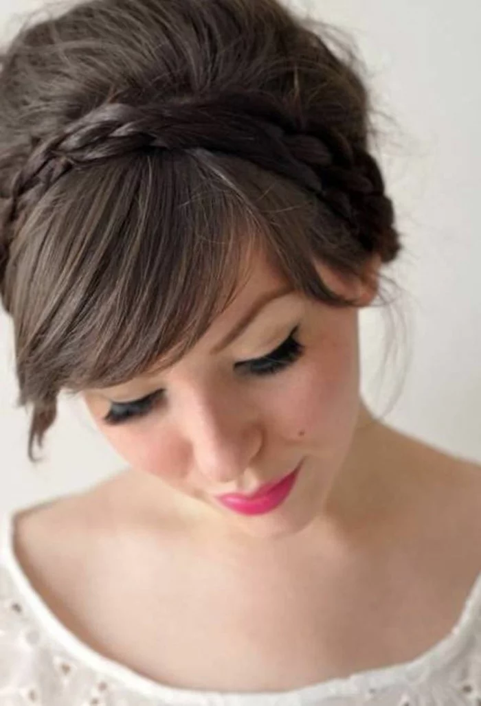 moderne Frisuren für Frauen - glattes Haar mit Zopf am Oberkopf