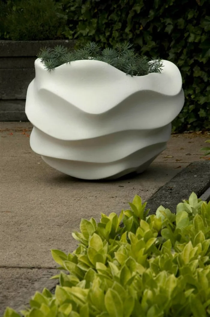 modernes Pflanzkübel in Weiß mit einem ausgefallenem Design