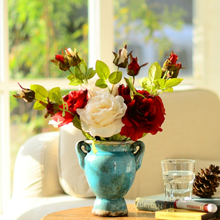 rosen deko keramikvase antikes design rote weiße blüten