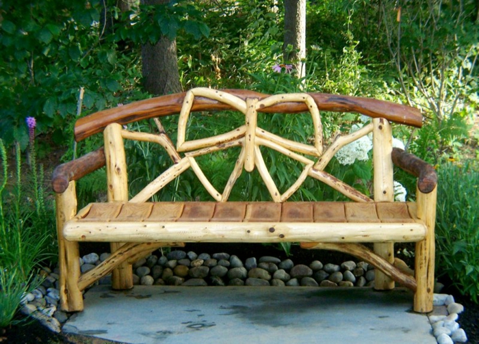 Rustikale Gartenbank sorgt für einmaliges Exterieur