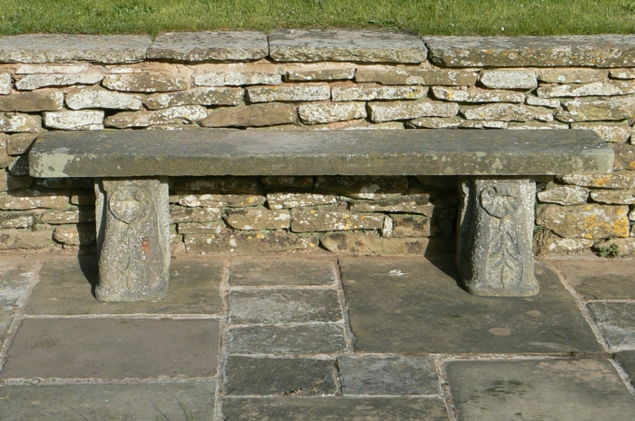 Rustikale Gartenbank sorgt für einmaliges Exterieur