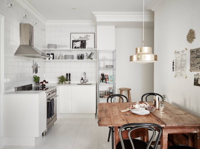 rustikaler esstisch küche skandinavisch weiße wandfarbe pendelleuchte
