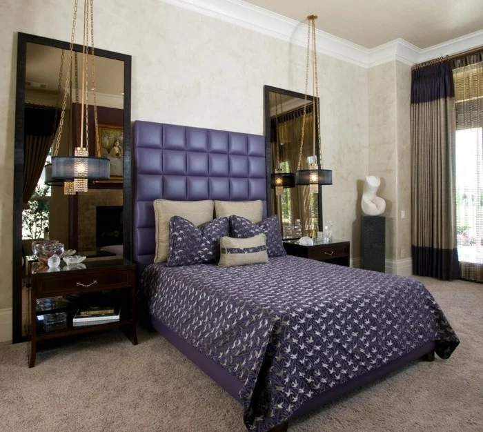 schlafzimmer einrichten beiger teppichboden und lila bettwäsche