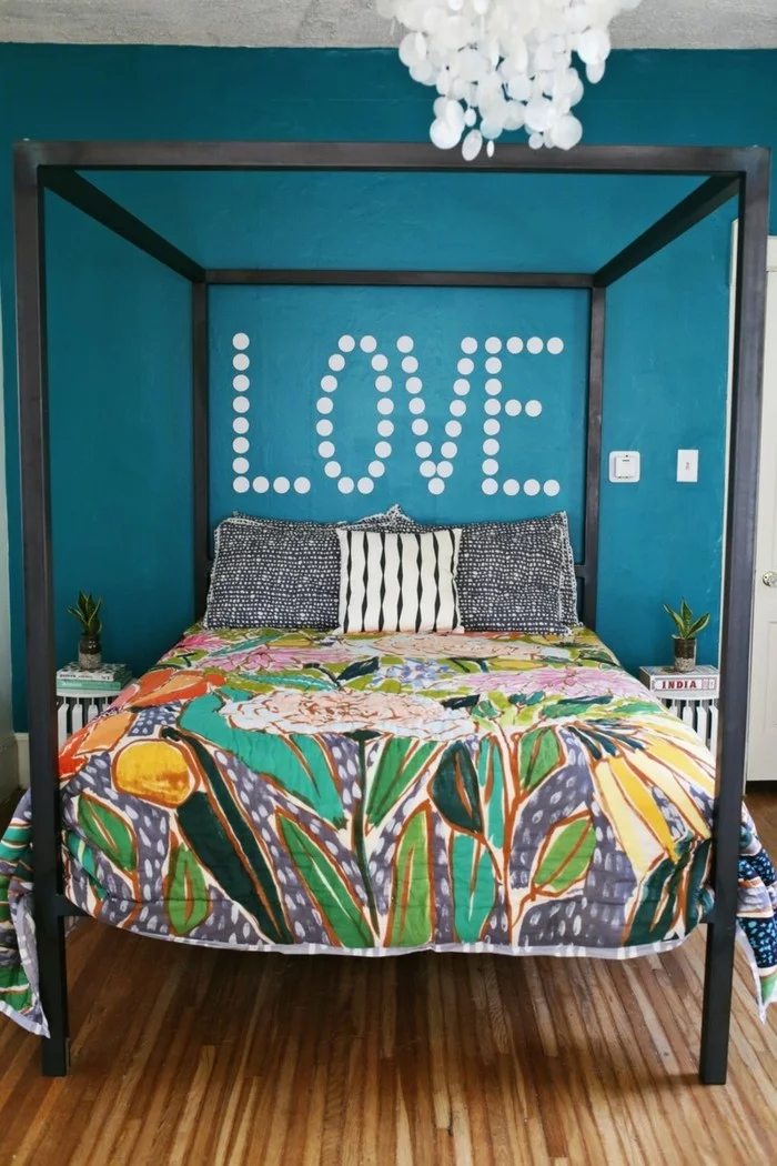 schlafzimmer einrichten bunte bettwäsche und blaue wandfarbe