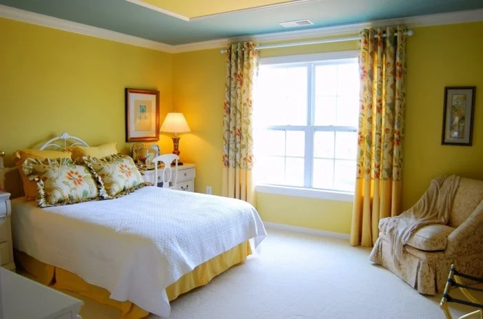schlafzimmer einrichten in gelb und grün mit weißem teppichboden