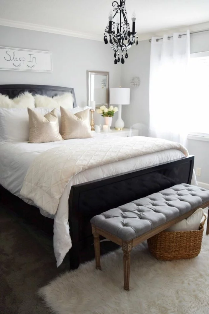 schlafzimmer einrichten mit schlafzimmerbank teppich und kreativer deko