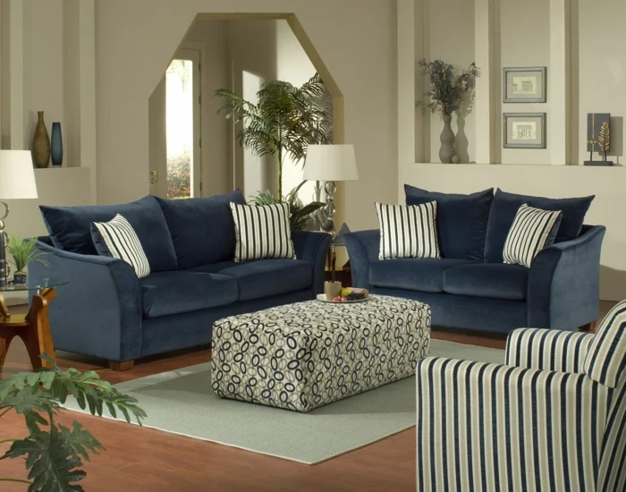 wohnideen wohnzimmer blaue sofas dekokissen streifen