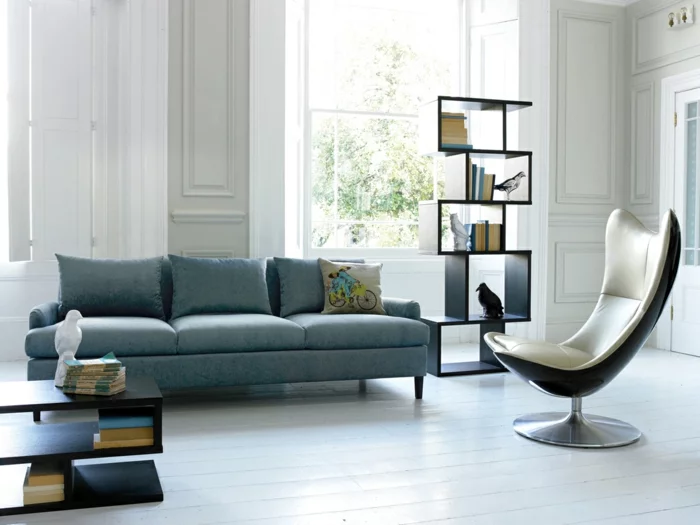 wohnideen wohnzimmer blaues sofa moderner sessel regale