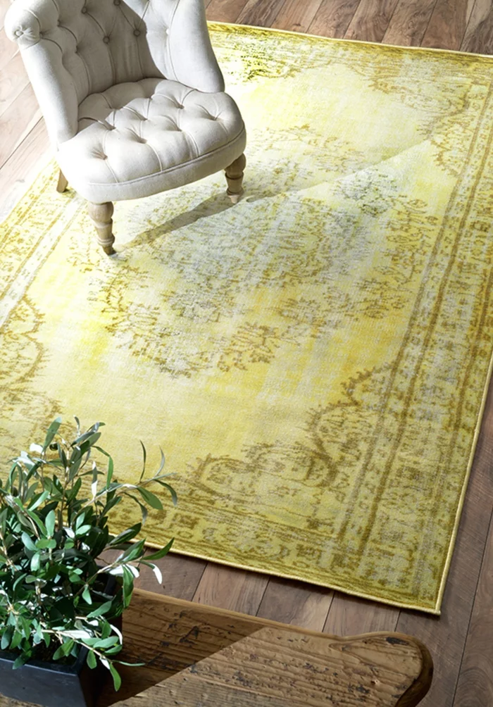 wohnzimmer einrichten tipps bodenbelag gelber teppich vintage