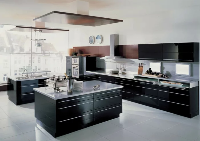 zimmer einrichten schwarze küchenmöbel weiße bodenfliesen helle arbeitsfläche