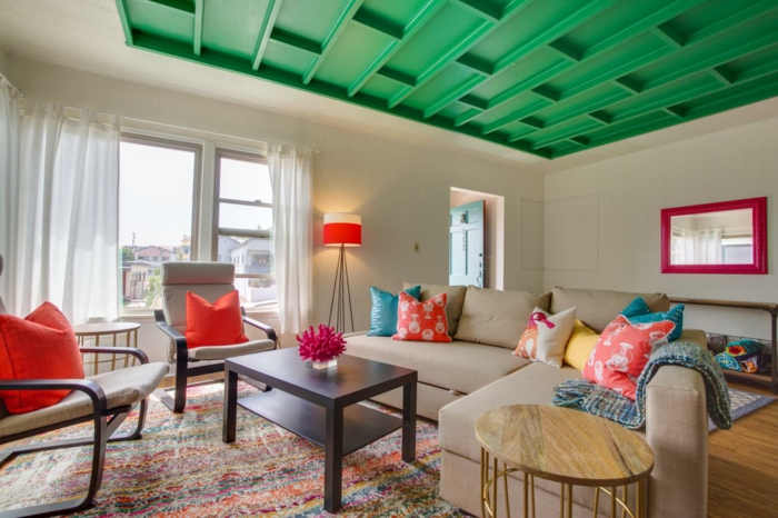 zimmerdecken wohnzimmer grüne kassettendecke farbige dekokissen