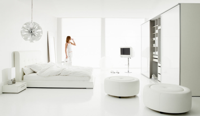 zimmergestaltung weiß schlafzimmer einrichten wiße wände weiße hocker pendelleuchte
