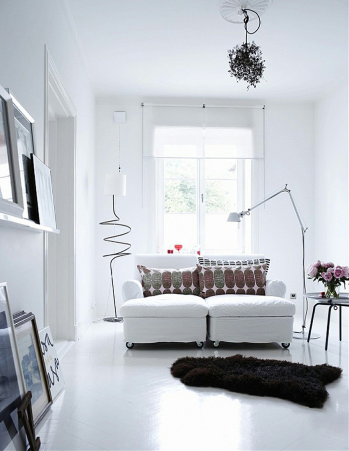 zimmergestaltung weiß weißes sofa dunkler fellteppich wohnzimmer