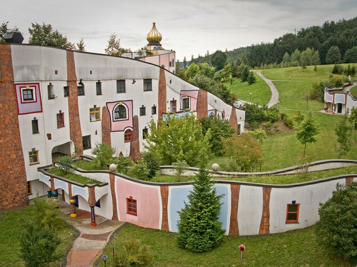 österreichischer künstler Friedensreich Hundertwasser grüne architektur haus