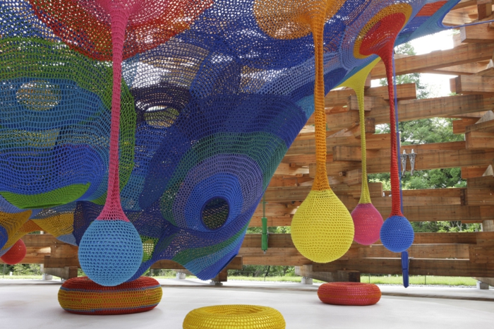 Künstlerin Toshiko Horiuchi Mac Adam kinderspielplatz aus farbigen strickwaren