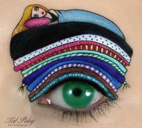 Augen schminken: Maskenbildnerin Tal Peleg benutzt das Augenlid als Leinwand
