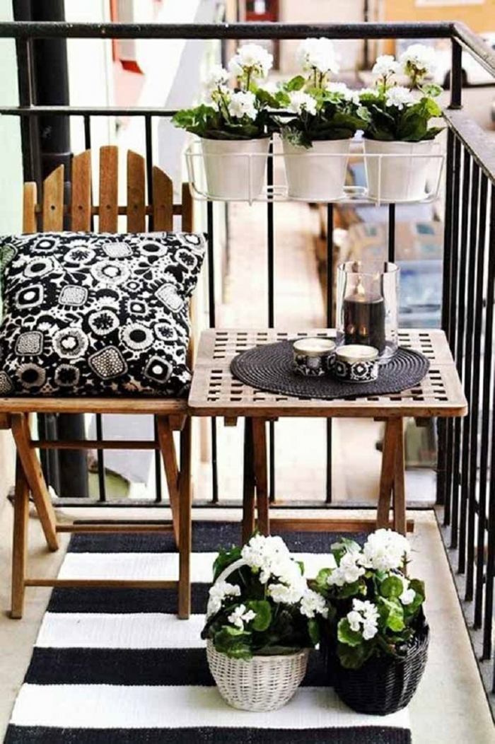 balkon dekoideen schwarz weiß klappmöbel