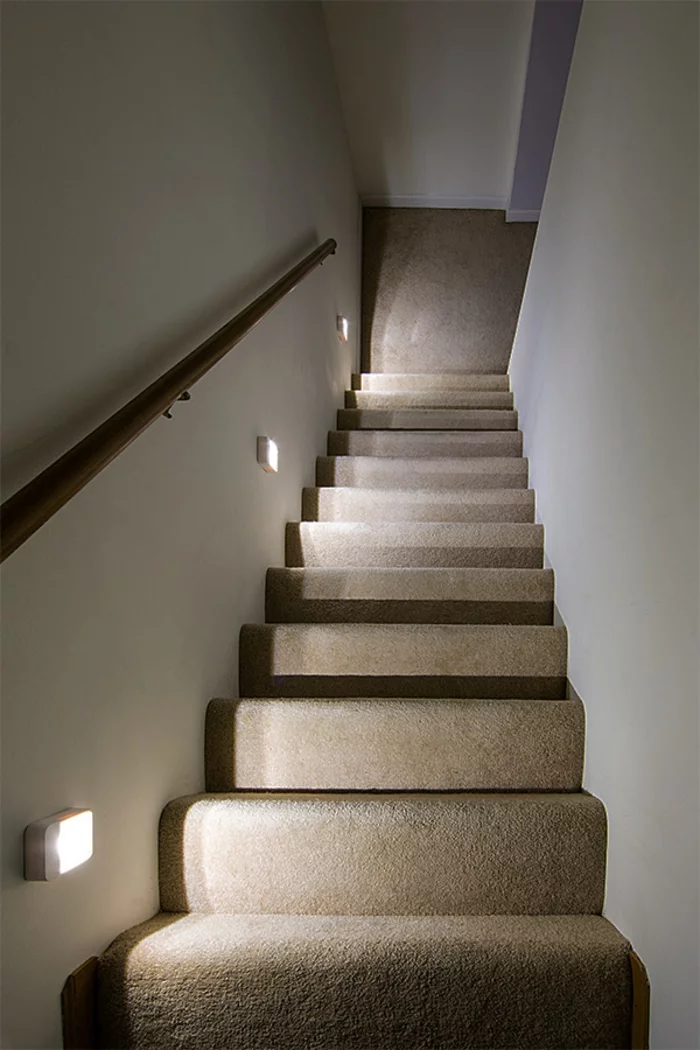 beleuchtung treppenhaus indirekt eleganter treppenteppich
