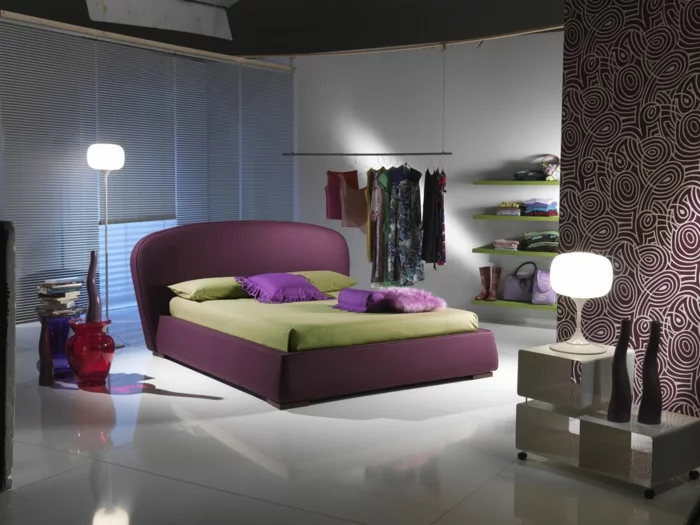 betten design lila grüne bettwäsche schöne akzentwand schlafzimmer einrichten