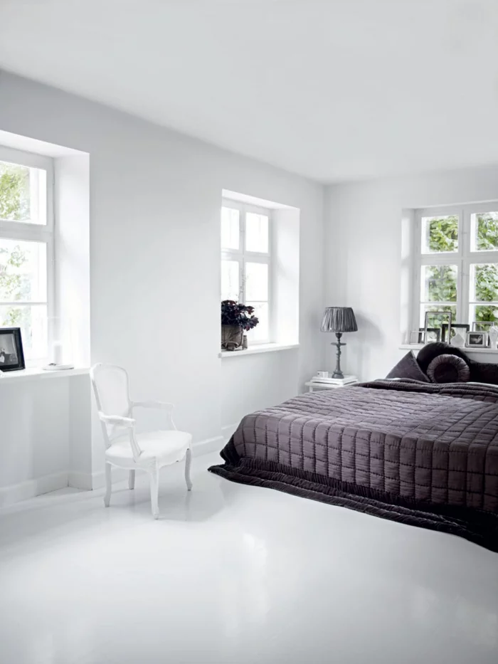 betten design schickes schlafzimmer dunkle bettwäsche weißer boden geräumig