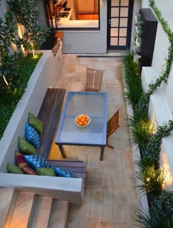 gartenideen für kleine gärten elegante sitzbank holz farbige dekokissen
