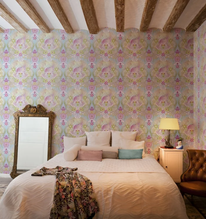 ideen für schlafzimmer deckengestaltung holzbalken florale wandtapete