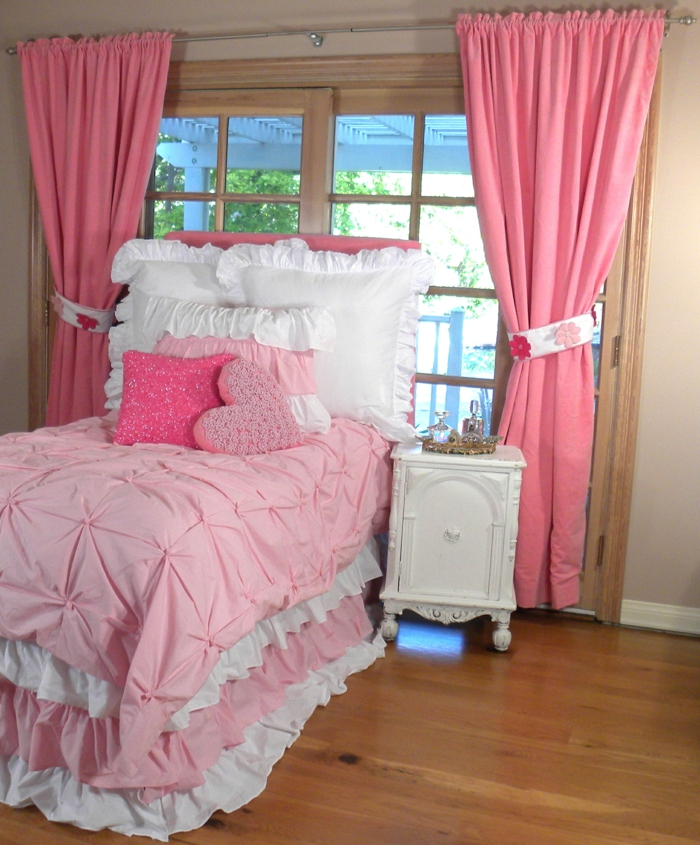 jugendzimmer für mädchen schöne bettwäsche rosa gardinen weißer nachttisch