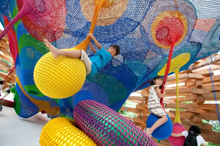 kinderspielplatz kunstwerke aus strickwaren