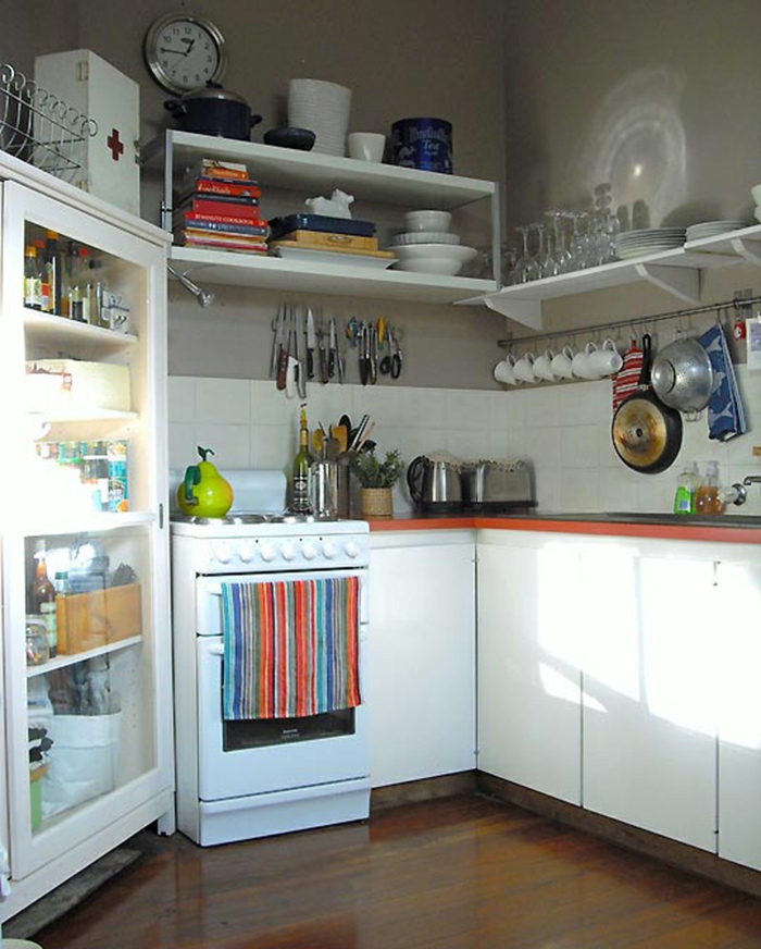 kleine küchen einrichten weiße küchenschränke offene wandregale