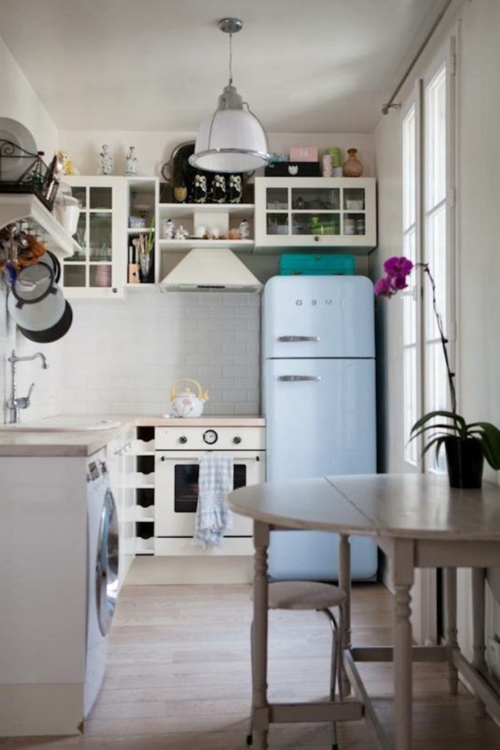 kleine küchen holzboden esstisch retro kühlschrank