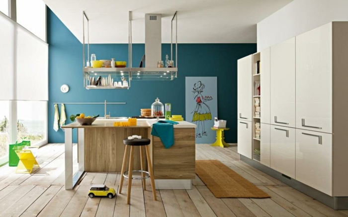 küche wandgestaltung blaue akuentwand holzboden funktionale einrichtung