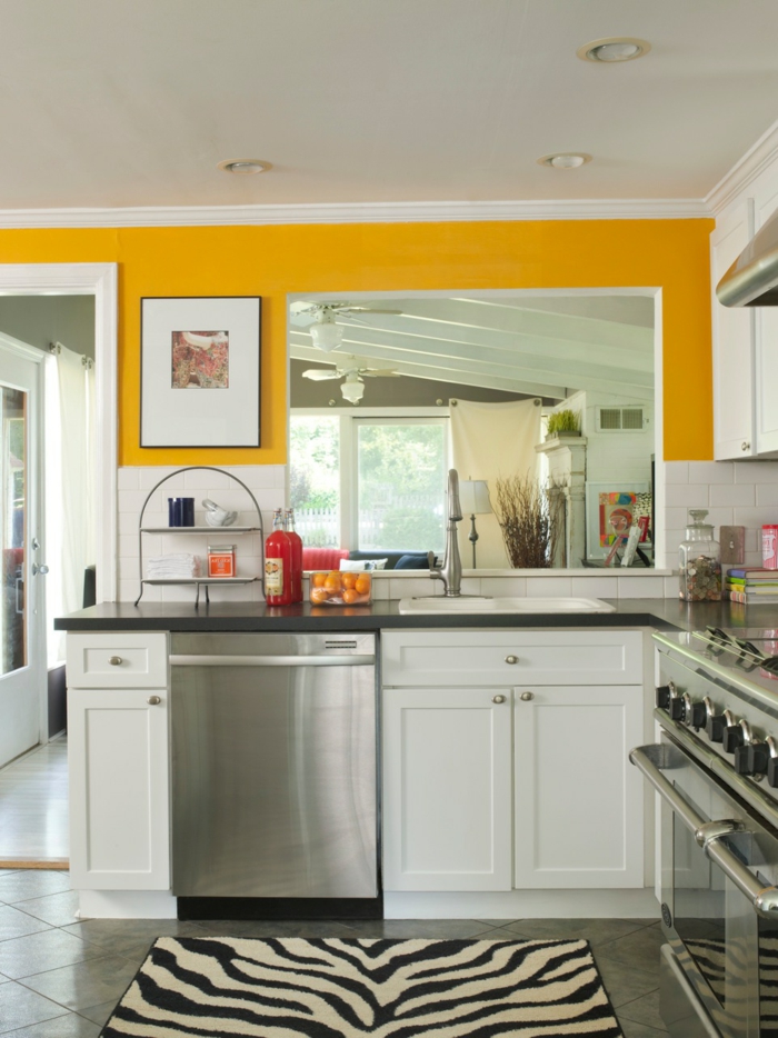 küche wandgestaltung gelbe akzente fellteppich kleine küche einrichten