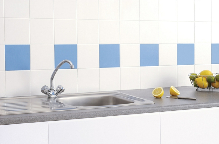 küchenfliesen richtig auswählen minimalistisch blau weiß klassisch