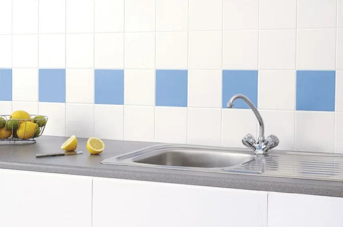 küchenfliesen weiß blau küchenarbeitsplatte weiße küchenschränke