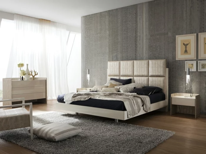 modernes schlafzimmer bettkopfteil grauer teppich luftige gardinen