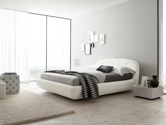modernes schlafzimmer schönes bett weiß bodenfliesen teppich weiße gardinen