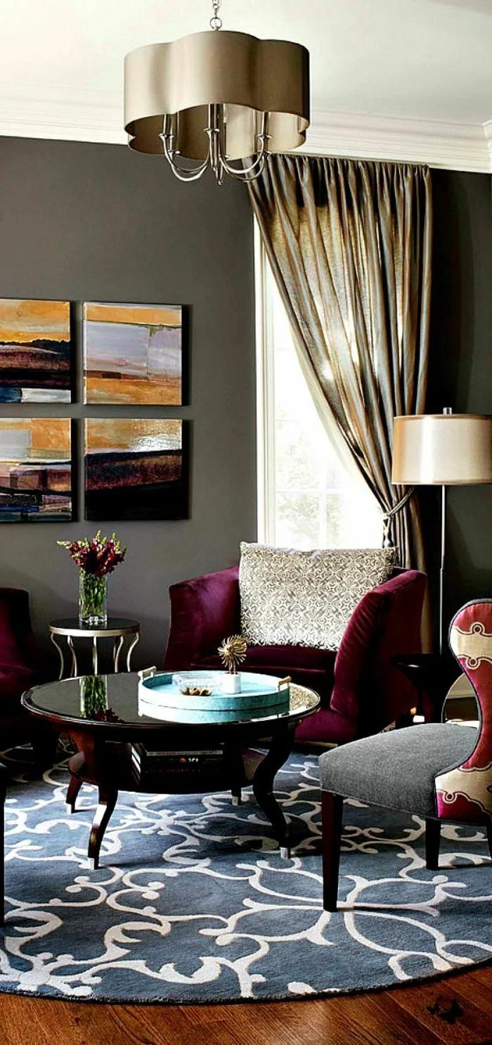 runde teppiche wohnzimmer lila sofas wanddeko bilder