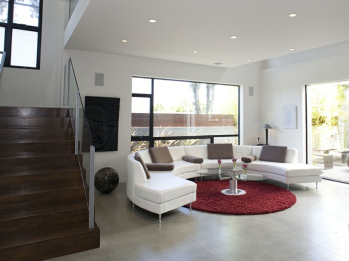 runder teppich wohnzimmer rot weißes sofa bodenfliesen