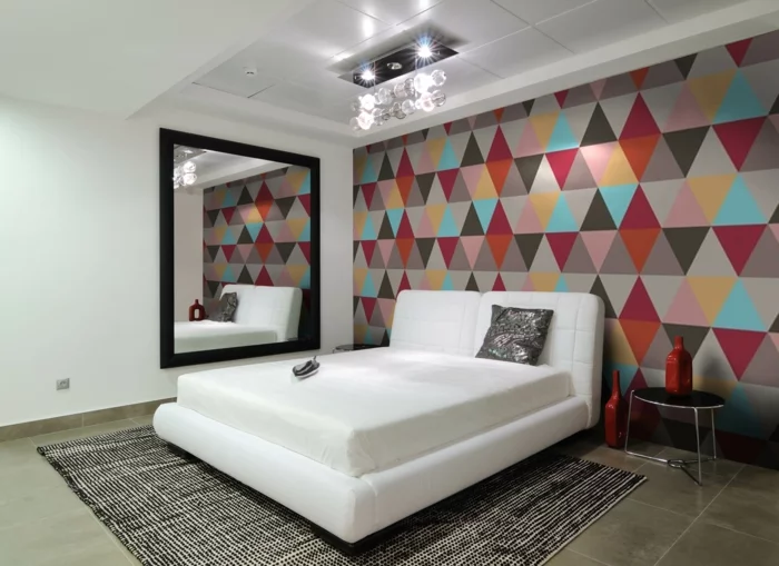 schlafzimmer tapeten ideen geometrisches muster teppich großer wandspiegel
