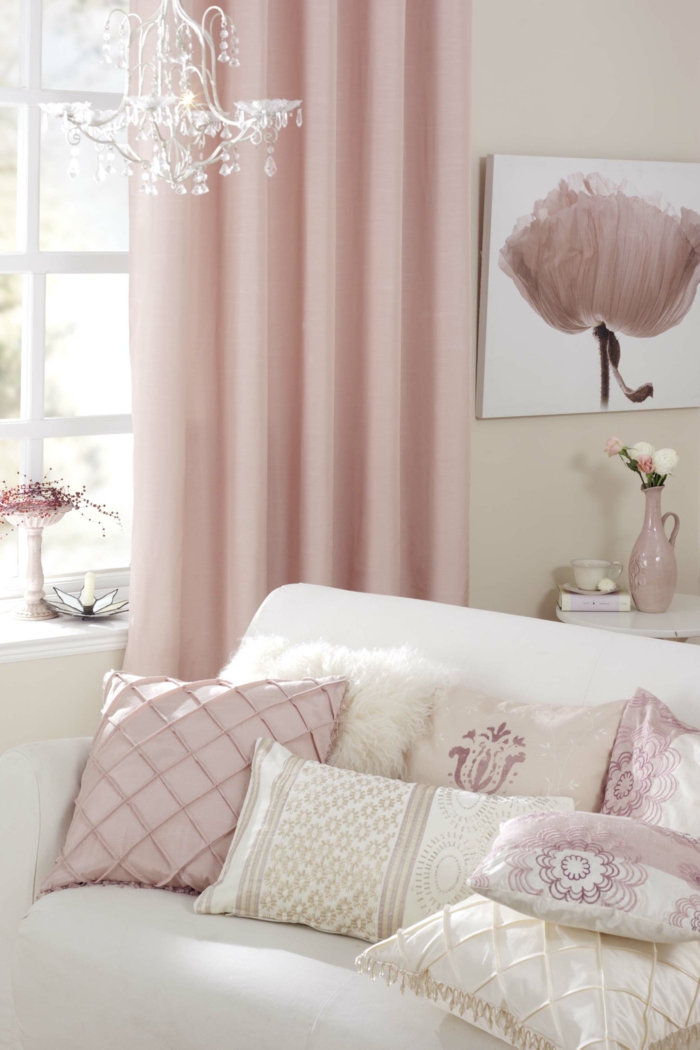 schöne gardinen pastellfarben rosa weiß dekokissen