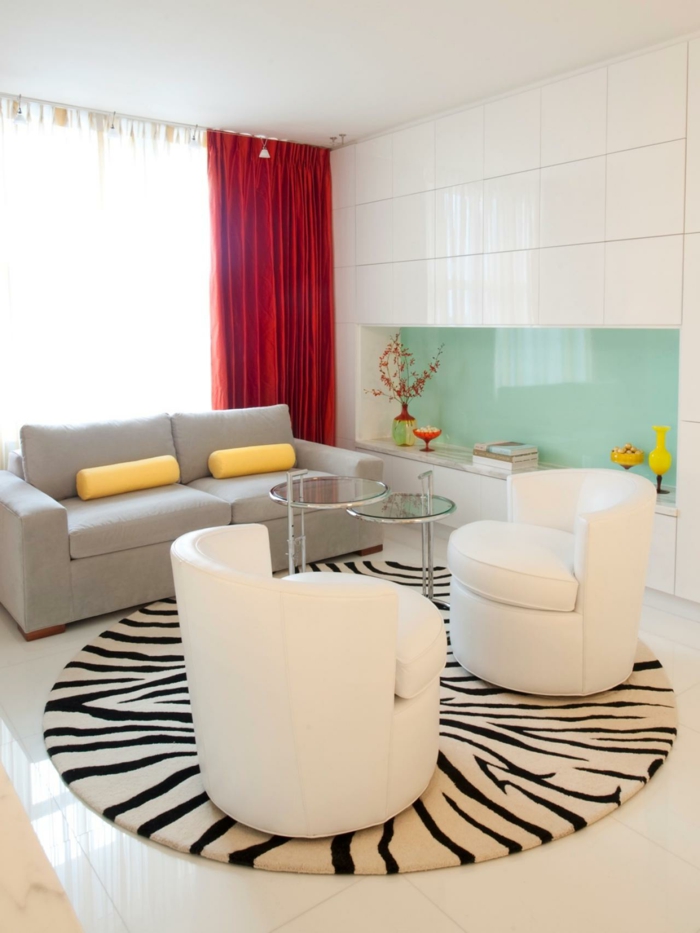 schöne sessel wohnzimmer ausgefallene form weiß runder teppich