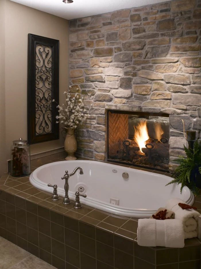 schöne wohnideen für mehr luxus im badezimmer feuerstelle