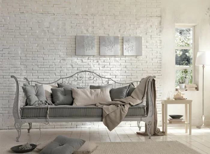shabby chic stil wohnzimmer einrichten sofa dekokissen steinwand