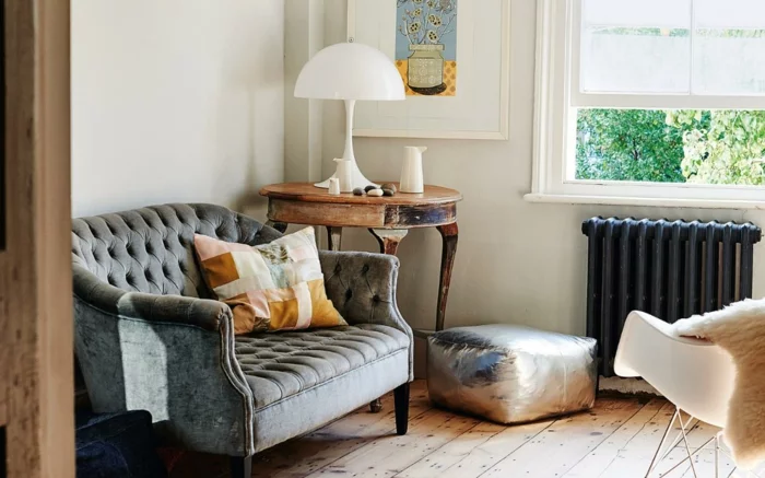shabby chic wohnzimmer ideen altes sofa runder beistelltisch vintage bodenbelag holzdielen